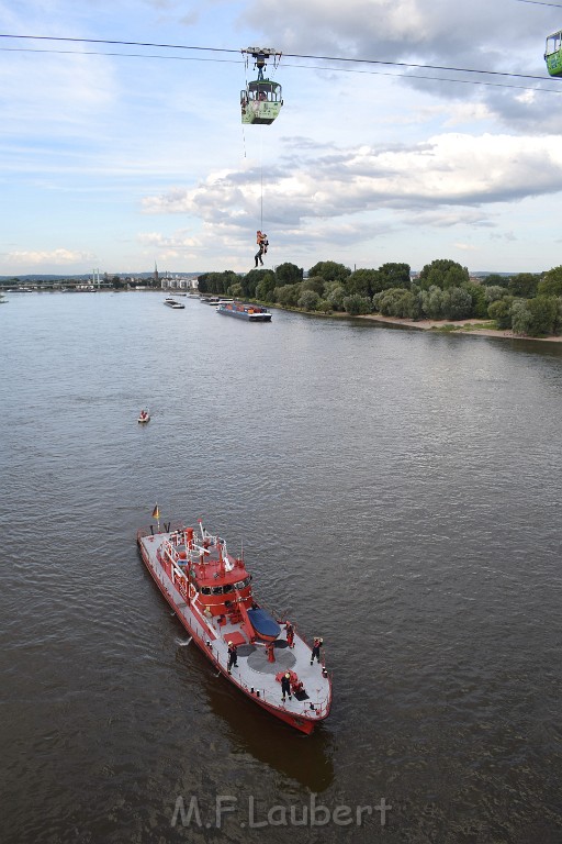 Koelner Seilbahn Gondel blieb haengen Koeln Linksrheinisch P660.JPG